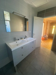 Pavillon surélevé de 135m² sur sous-sol de 90m², 4 chambres, 2 garages, terrain de 630m², 131 500 €
