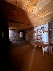 EN EXCLUSIVITE ! Authentique bâtisse en pierre 93m², sur près d'un hectare de terrain bordé par la rivière 79 900 €