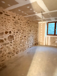 EN EXCLUSIVITE ! Maison en pierre à finir de restaurer, 73m² avec grange sur terrain de 2 200 m²