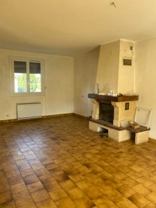 Pavillon surélevé de 135m² sur sous-sol de 90m², 4 chambres, 2 garages, terrain de 630m², 131 500 €