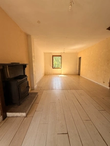 EN EXCLUSIVITE ! Authentique bâtisse en pierre 93m², sur près d'un hectare de terrain bordé par la rivière 79 900 €