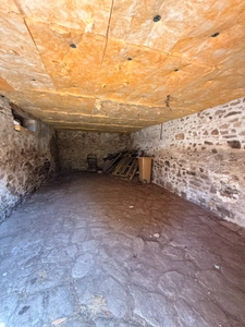 EN EXCLUSIVITE ! Authentique bâtisse en pierre 93m², sur près d'un hectare de terrain bordé par la rivière 79 900 €