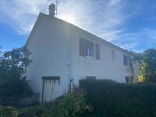 Pavillon surélevé de 135m² sur sous-sol de 90m², 4 chambres, 2 garages, terrain de 630m², 131 500 €