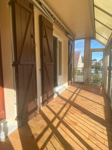 Pavillon surélevé de 135m² sur sous-sol de 90m², 4 chambres, 2 garages, terrain de 630m², 131 500 €