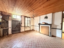EN EXCLUSIVITE ! Ancienne petite ferme à restaurer 66m² avec dépandances terrain 2238m² 24500€