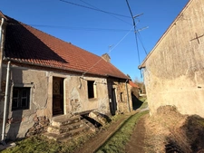 EN EXCLUSIVITE ! Maison en pierre à finir de restaurer, 73m² avec grange sur terrain de 2 200 m²