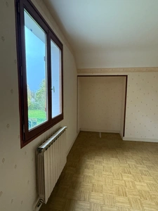 Pavillon sur sous sol, 118m², 3 chambres avec véranda sur 2721m² de terrain 128 000 €