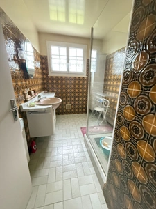 Pavillon surélevé sur sous sol, 96m², 3 chambres, sur terrain de 505m2, 97 900 €