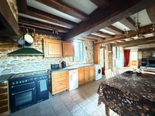BELLE OPPORTUNITE ! Maison en pierre de 165m², pleine de charme, 4 chambres, Cour intérieure de 379m² 93 000 €