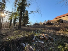 EN EXCLUSIVITE ! Maison en pierre à finir de restaurer, 73m² avec grange sur terrain de 2 200 m²