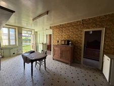 Maison à restaurer de 51m² avec possibilité de 46m² supplémentaire + dépendances sur 3674m² de terrain 37500€