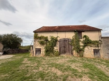 EN EXCLUSIVITE ! Propriété 2 maisons + dépendances sur 4700 m2 de terrain (ou 1ha8 si nécessaire) 88 000 €