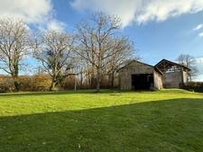 Maison à restaurer de 51m² avec possibilité de 46m² supplémentaire + dépendances sur 3674m² de terrain 37500€