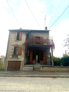 Maison en pierre, 95 m², avec cave et dépendances sur 636 m² de terrain 75 000 €