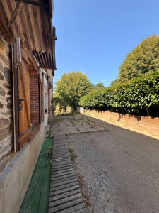 EN EXCLUSIVITE ! Authentique bâtisse en pierre 93m², sur près d'un hectare de terrain bordé par la rivière 79 900 €