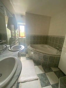 Demeure de 284m², 11 pièces, 7 chambres avec 600m² de dépendances, terrain de 2200m² 211 000 €