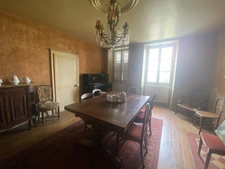 Demeure de 284m², 11 pièces, 7 chambres avec 600m² de dépendances, terrain de 2200m² 211 000 €