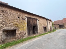 EN EXCLUSIVITE ! Maison en pierre 57m² à restaurer avec grange et garage sur terrain 486m² 29 900 €