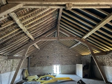 Maison en pierre de 151m2, mitoyenne, 4 chambres avec dépendance, terrain 1524m² 68 000 €