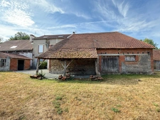 Gite/Maison en pierre, 164m², avec dépendances sur 945m² de terrain 127 000 €