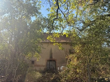 EN EXCLUSIVITE ! Ancienne petite ferme à restaurer 66m² avec dépandances terrain 2238m² 24500€