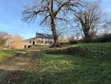 EN EXCLUSIVITE Maison en pierre de 113m² avec grange sur 2,4ha de terrain 128 000 €