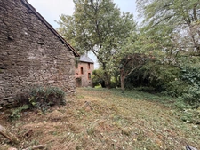 EN EXCLUSIVITE ! Maison en pierre 57m² à restaurer avec grange et garage sur terrain 486m² 29 900 €