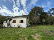Pavillon sur sous sol, 118m², 3 chambres avec véranda sur 2721m² de terrain 128 000 €