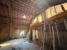 Ancienne grange à finir de restaurer 140m², 4 chambres, sur 1,2 hectares de terrain, 79 000 €