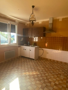 Pavillon surélevé de 135m² sur sous-sol de 90m², 4 chambres, 2 garages, terrain de 630m², 131 500 €