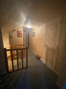 Pavillon surélevé de 135m² sur sous-sol de 90m², 4 chambres, 2 garages, terrain de 630m², 131 500 €