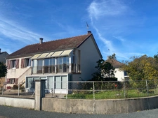 Pavillon surélevé de 135m² sur sous-sol de 90m², 4 chambres, 2 garages, terrain de 630m², 131 500 €