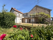 EN EXCLUSIVITE ! Maison en pierre de 136m², 2 garages sur terrain de 950m² 77 000 €