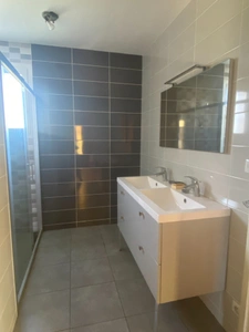 Pavillon surélevé de 135m² sur sous-sol de 90m², 4 chambres, 2 garages, terrain de 630m², 131 500 €