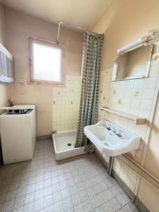 Pavillon élevé sur sous sol, 79m², 3 chambres sur 626m² de terrain 54 000 €