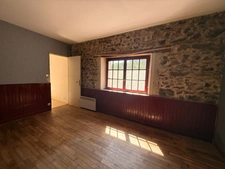 EN EXCLUSIVITE ! Authentique bâtisse en pierre 93m², sur près d'un hectare de terrain bordé par la rivière 79 900 €