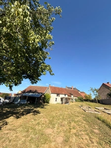 Maison en pierre entièrement rénovée, 95m², avec dépendances, terrain de 1154m² 148 000 €