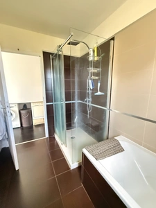 Pavillon de 68m² 2 chambres avec vue exceptionnelle sur vallée et chateau de Puyguillon 2998m² de terrain 117 500€