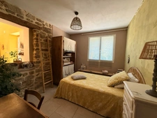 EN EXCLUSIVITE ! Maison en pierre 54m², 2 chambres sur 593m² de terrain + Terrain indépendant de 1420m² 66 500 €