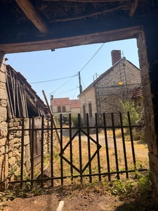 Ensemble de 2 maisons à restaurer + grange 26 500 €