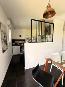 Pavillon de 68m² 2 chambres avec vue exceptionnelle sur vallée et chateau de Puyguillon 2998m² de terrain 117 500€