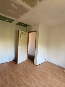 Ancienne grange à finir de restaurer 140m², 4 chambres, sur 1,2 hectares de terrain, 79 000 €