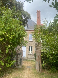 Demeure de 284m², 11 pièces, 7 chambres avec 600m² de dépendances, terrain de 2200m² 211 000 €
