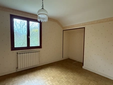 Pavillon sur sous sol, 118m², 3 chambres avec véranda sur 2721m² de terrain 128 000 €