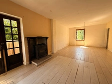 EN EXCLUSIVITE ! Authentique bâtisse en pierre 93m², sur près d'un hectare de terrain bordé par la rivière 79 900 €