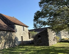 EN EXCLUSIVITE ! Ancienne maison à restaurer de 73m² avec dépendances sur 1540m² de terrain