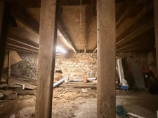Ancienne grange à finir de restaurer 140m², 4 chambres, sur 1,2 hectares de terrain, 79 000 €