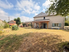 Maison de caractère en pierre, 121 m², 5 chambres avec belles dépendances sur 6 688 m² de terrain 148 500 €