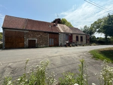  Longère en pierre 90m², sur terrain de 2379m² 69 990 €