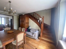 Demeure de 284m², 11 pièces, 7 chambres avec 600m² de dépendances, terrain de 2200m² 211 000 €